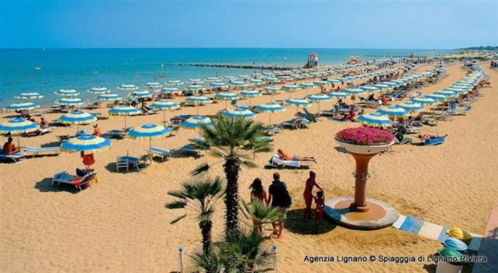 Villa A Lignano Riviera Con Giardino Линяно Сабиадоро Екстериор снимка