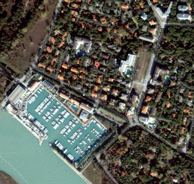 Villa A Lignano Riviera Con Giardino Линяно Сабиадоро Екстериор снимка